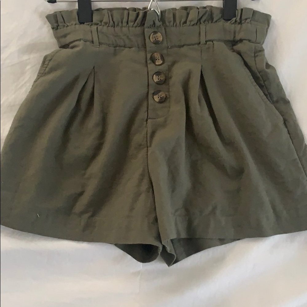 American Eagle High Waisted paper bag shorts